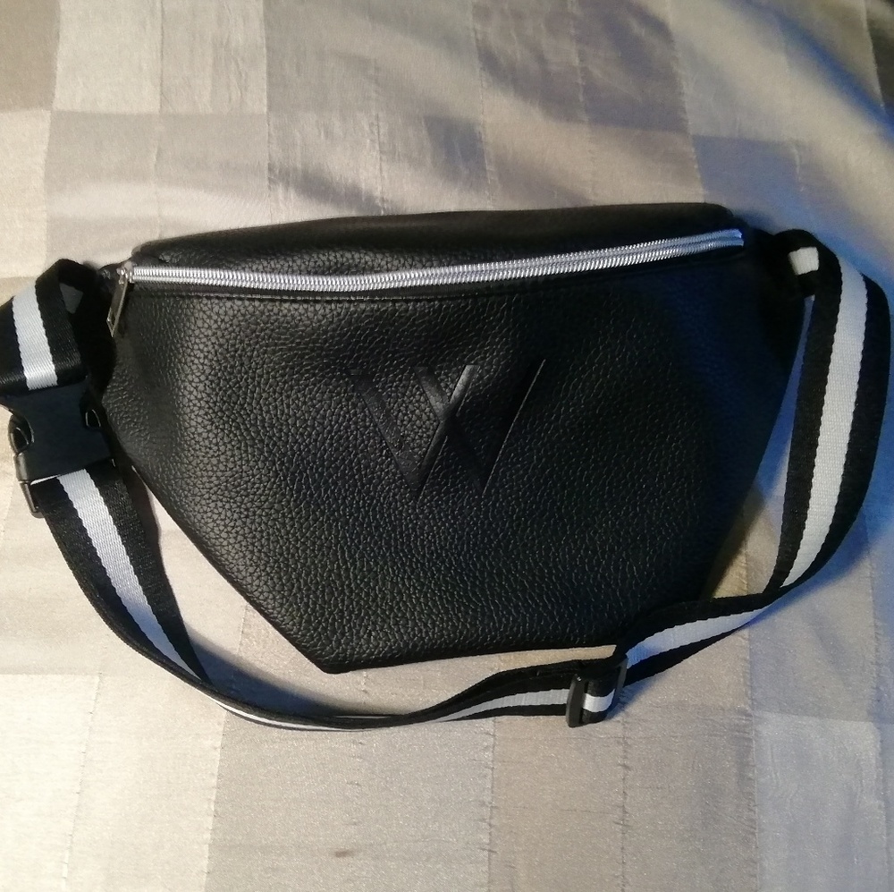 🍀3/$25 W black belt bag